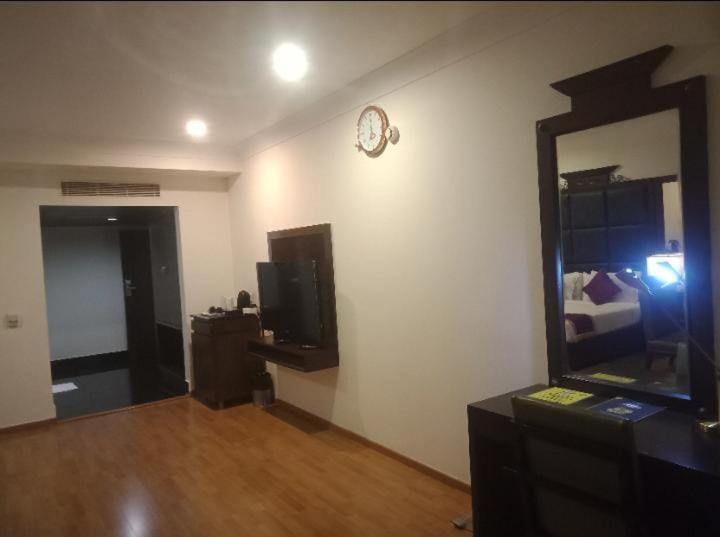 Blossom Rooms Hotel Vashishtha - Free Lunch Or Dinner- Free Breakfast Hyderabad Eksteriør bilde