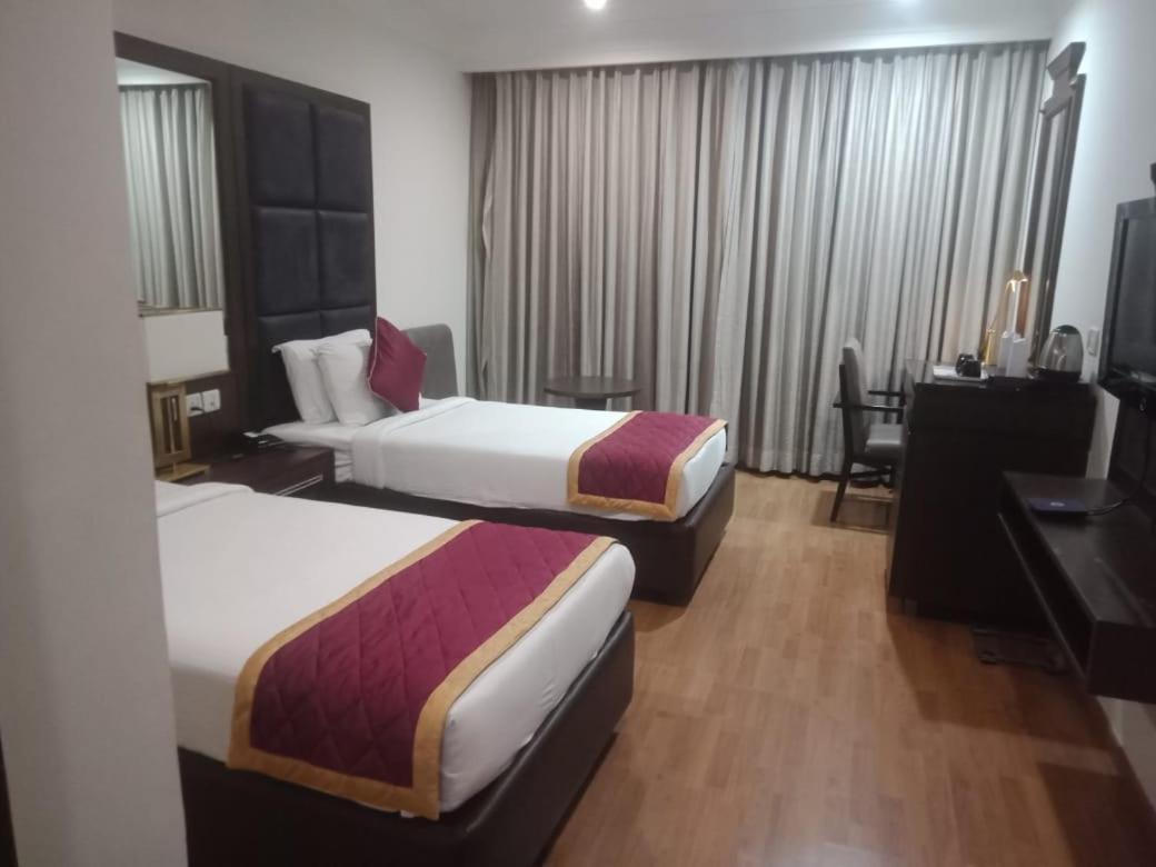 Blossom Rooms Hotel Vashishtha - Free Lunch Or Dinner- Free Breakfast Hyderabad Eksteriør bilde