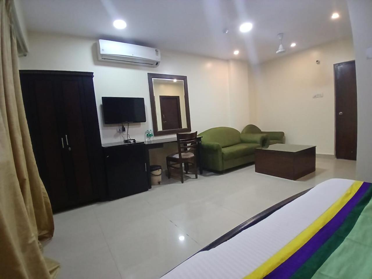 Blossom Rooms Hotel Vashishtha - Free Lunch Or Dinner- Free Breakfast Hyderabad Eksteriør bilde